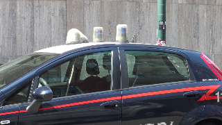 Minaccia con coltello compagna che vuole lasciarlo, arrestato